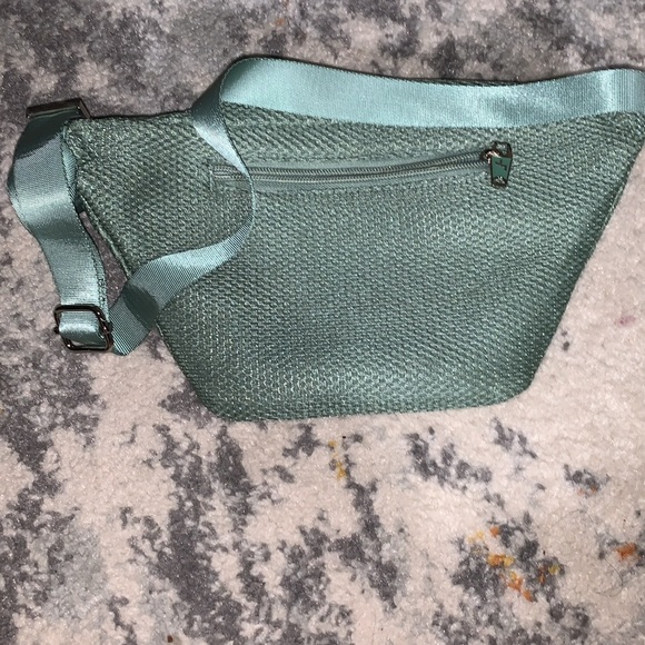 Joy Lab by Target Fannypack adjustable straps 3 Zippered pocket outside/1 inside - Picture 3 of 3